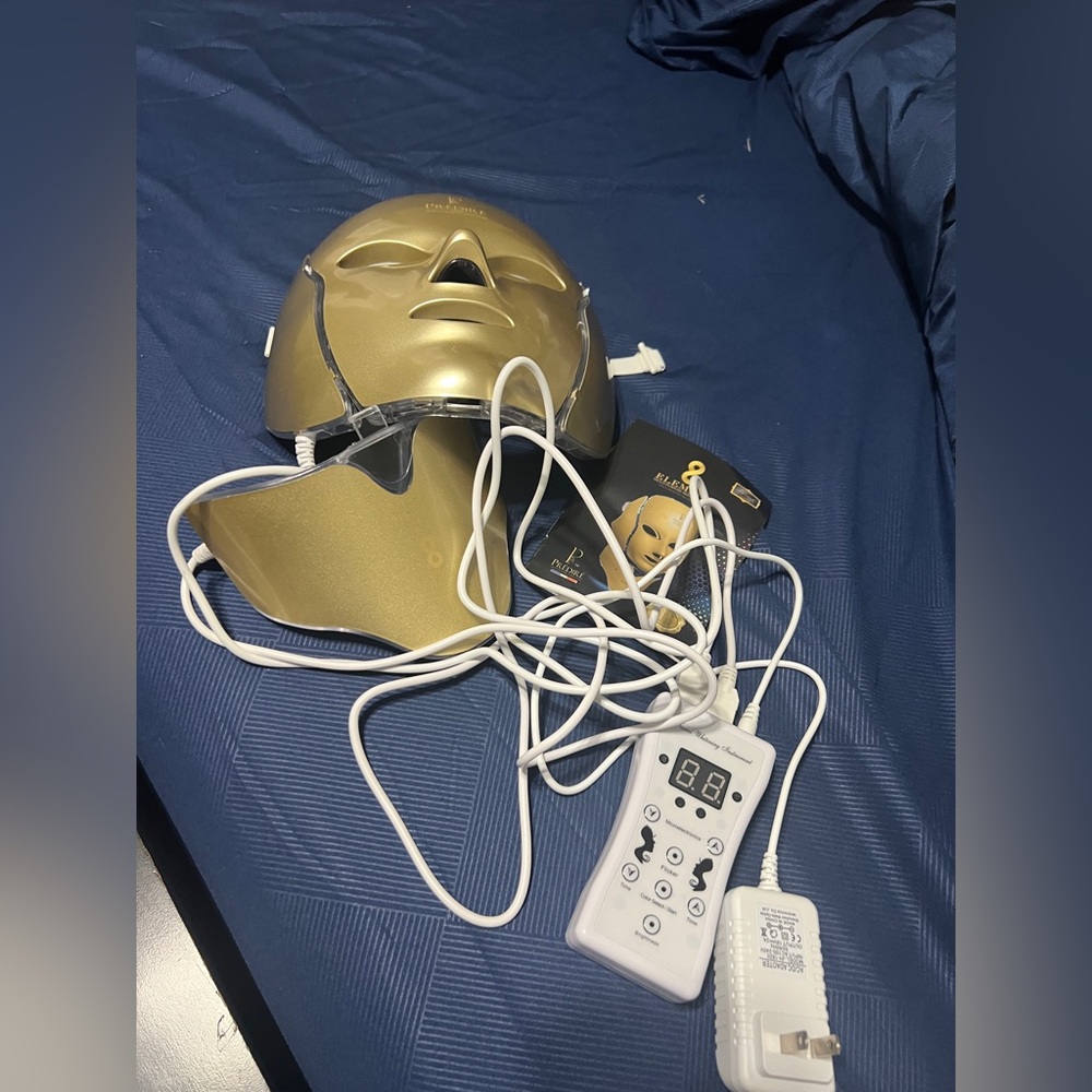 Gold LED Face Mask - Picture 2 of 8